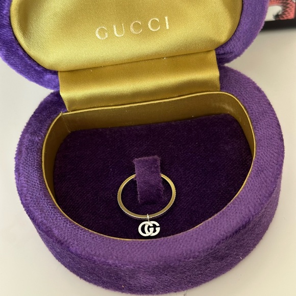 GUCCI Running G Ring with GG Charm in 18K White Gold - Picture 10 of 11